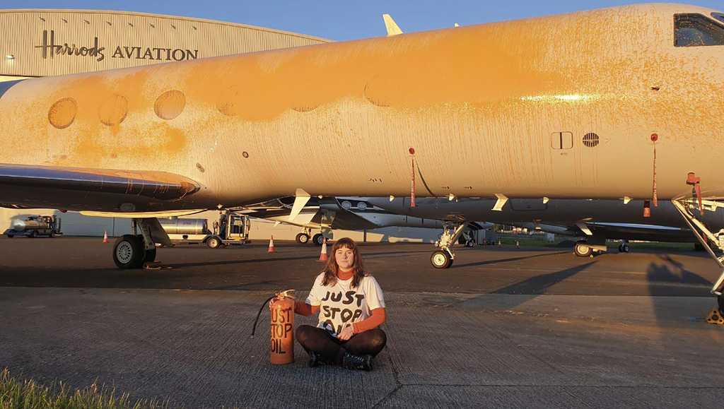 Climate activists arrested for spray-painting private jets orange at London airport [Video]
