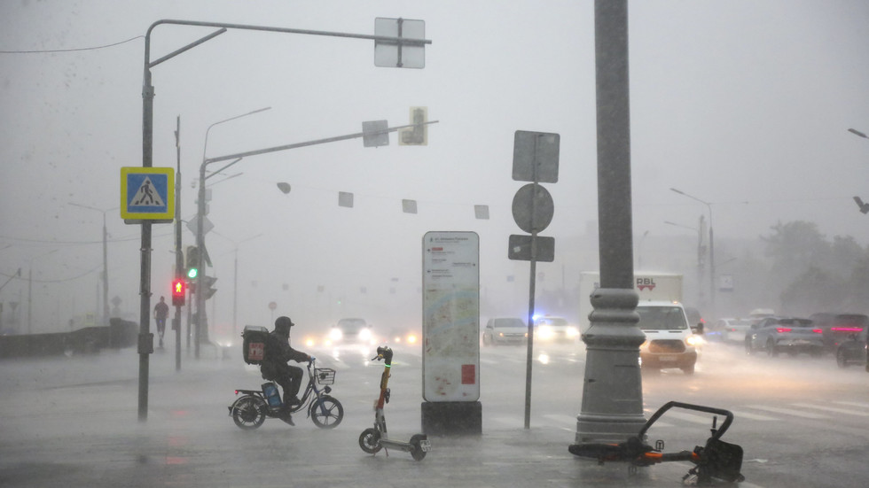 Deadly storm batters Moscow (VIDEOS)  RT Russia & Former Soviet Union