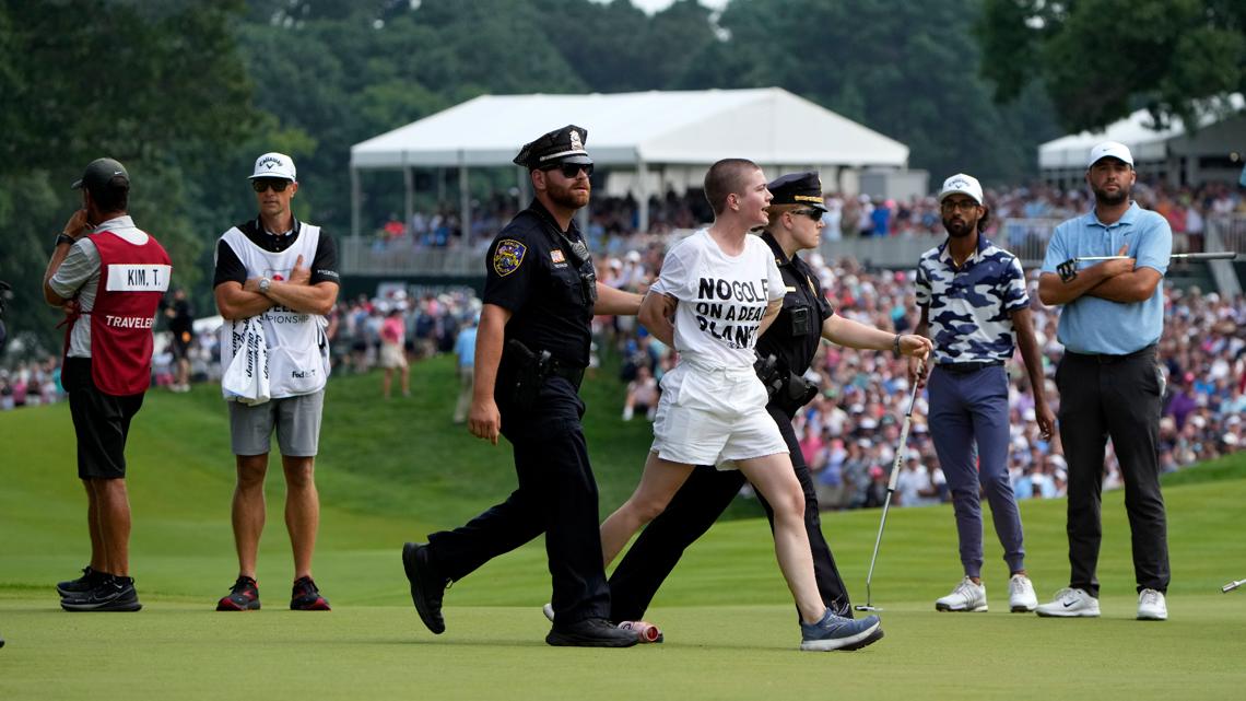 Protesters run onto 18th green at Travelers Championship [Video]