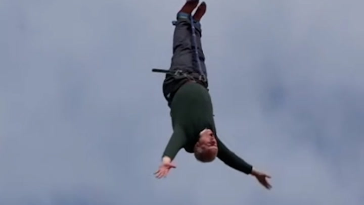 Ed Davey bungee jumps in latest election campaign stunt | News [Video]