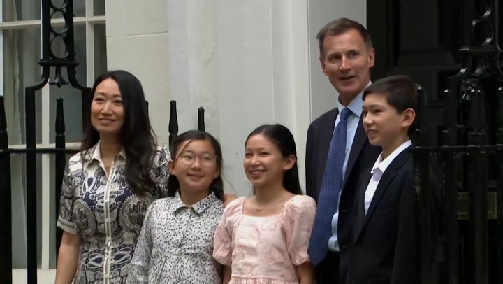 Jeremy Hunt and family leave 11 Downing Street | News [Video]