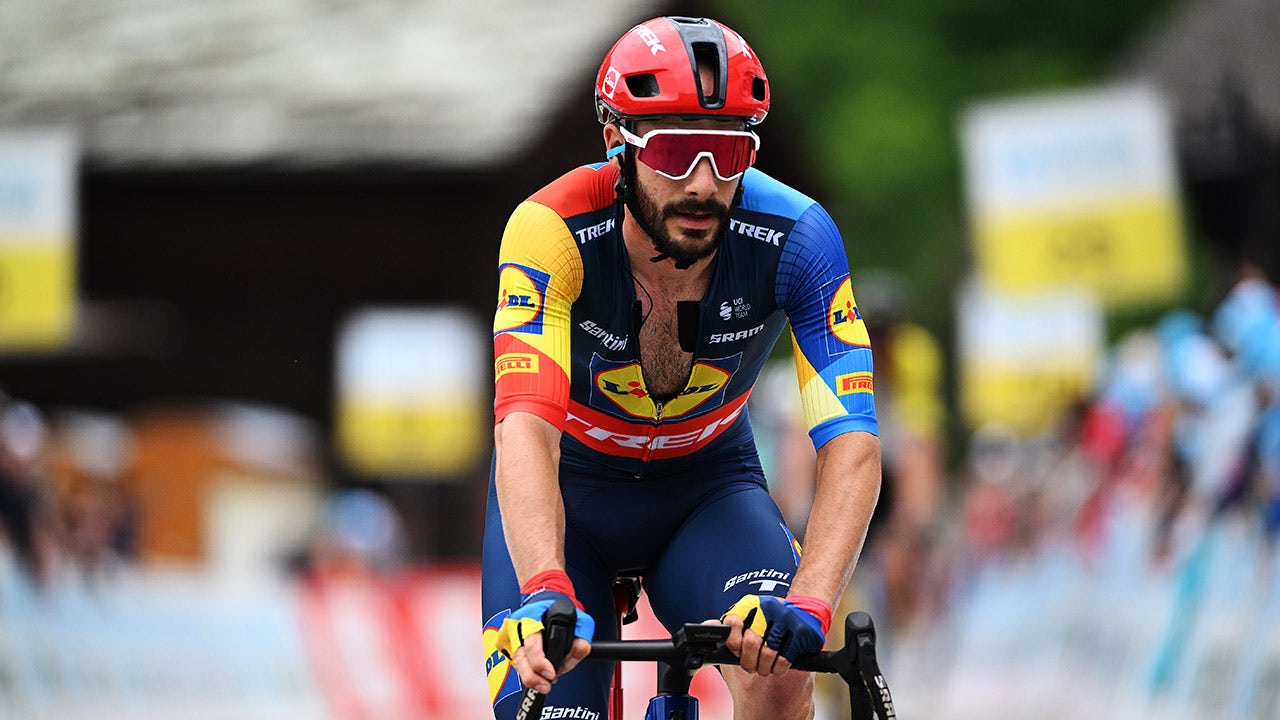 French cyclist Julien Bernard fined for kissing wife, son during Tour de France [Video]
