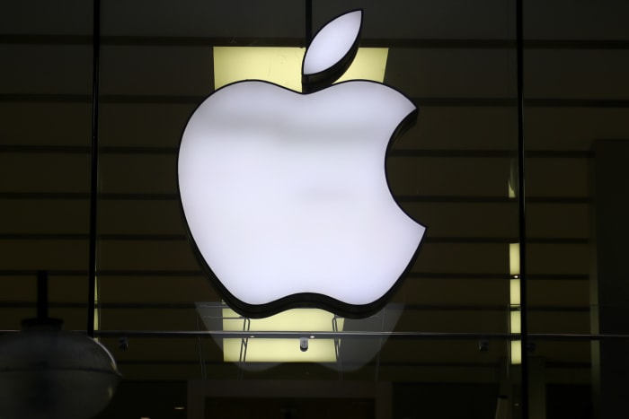 EU accepts Apple pledge to let rivals access ‘tap to pay’ iPhone tech to resolve antitrust case [Video]