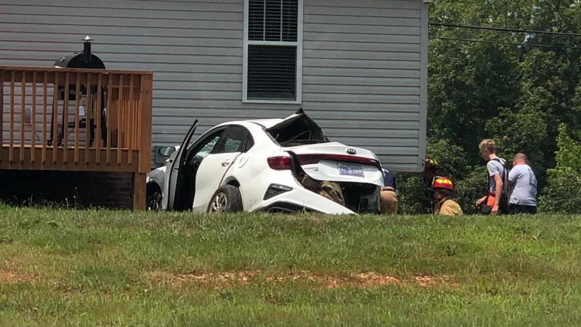 Car crashes into home on Old Mountain Rd. in Lexington [Video]