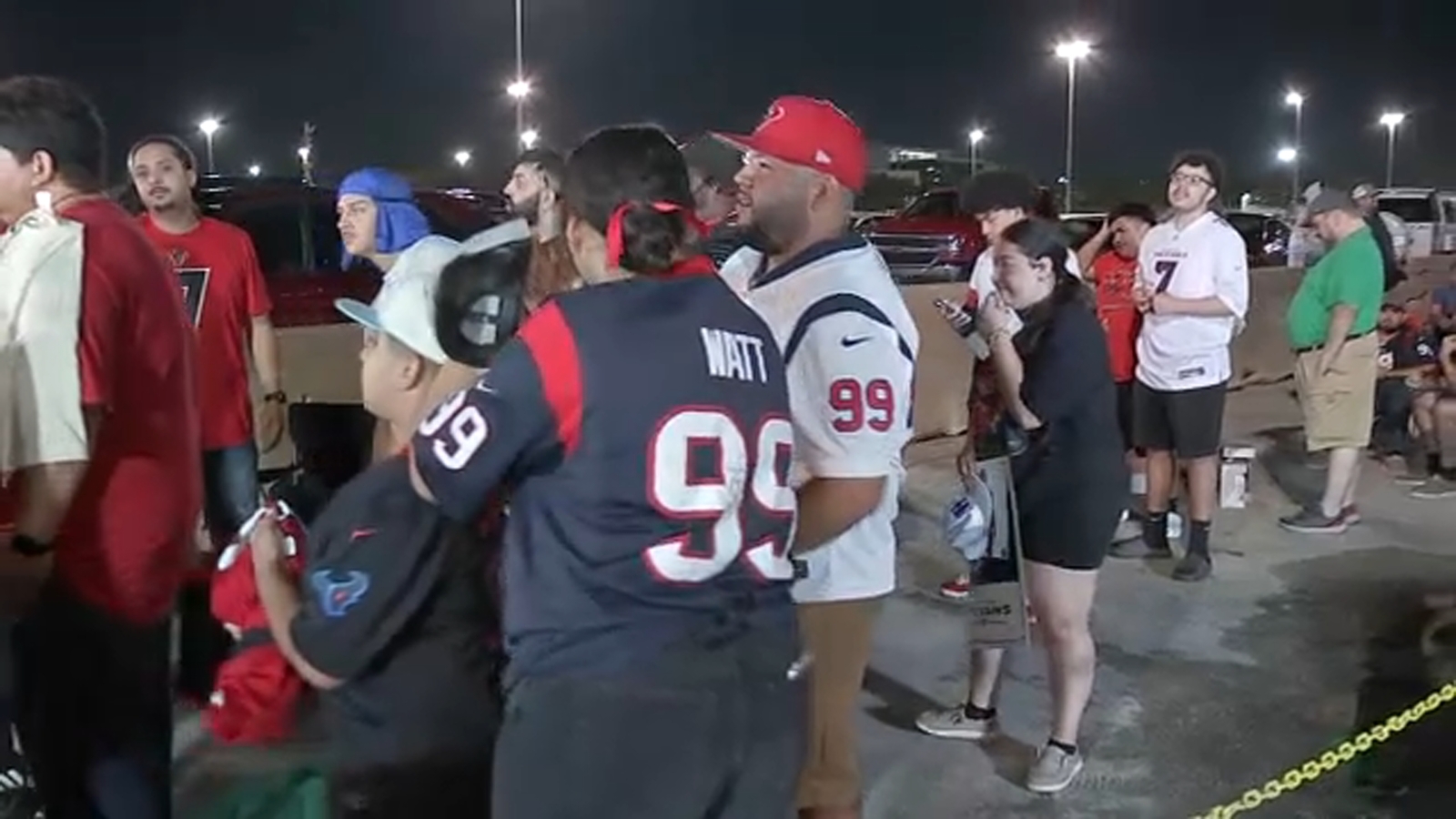 Houston Texans fans arrive before sunrise for training camp Tuesday; rookie Kamari Lassiter, running back Dameon Pierce stand out [Video]