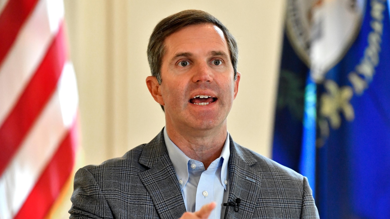 Kentucky Gov. Andy Beshear apologizes for barb, but not to Sen. JD Vance [Video]