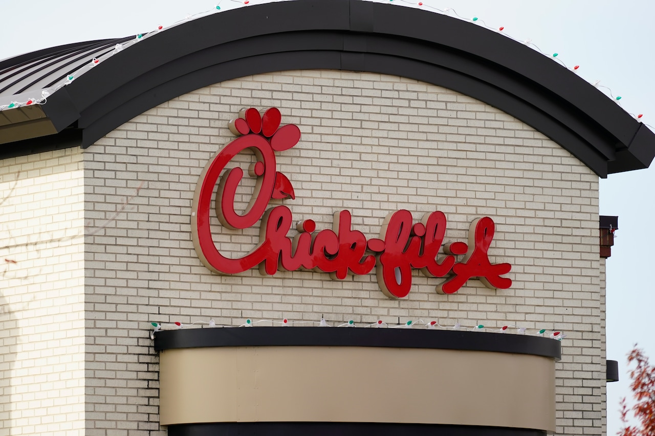 Chick-fil-A ousted as Americas favorite fast-food chain in new ranking [Video]