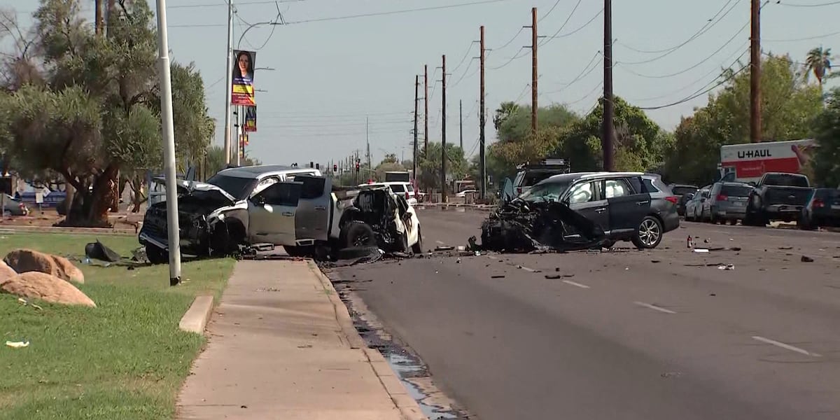 4-car crash leaves 3 people hospitalized in west Phoenix [Video]